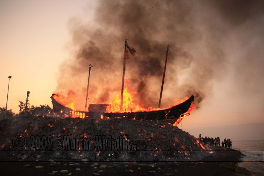 wang yeh boat burning before sunset